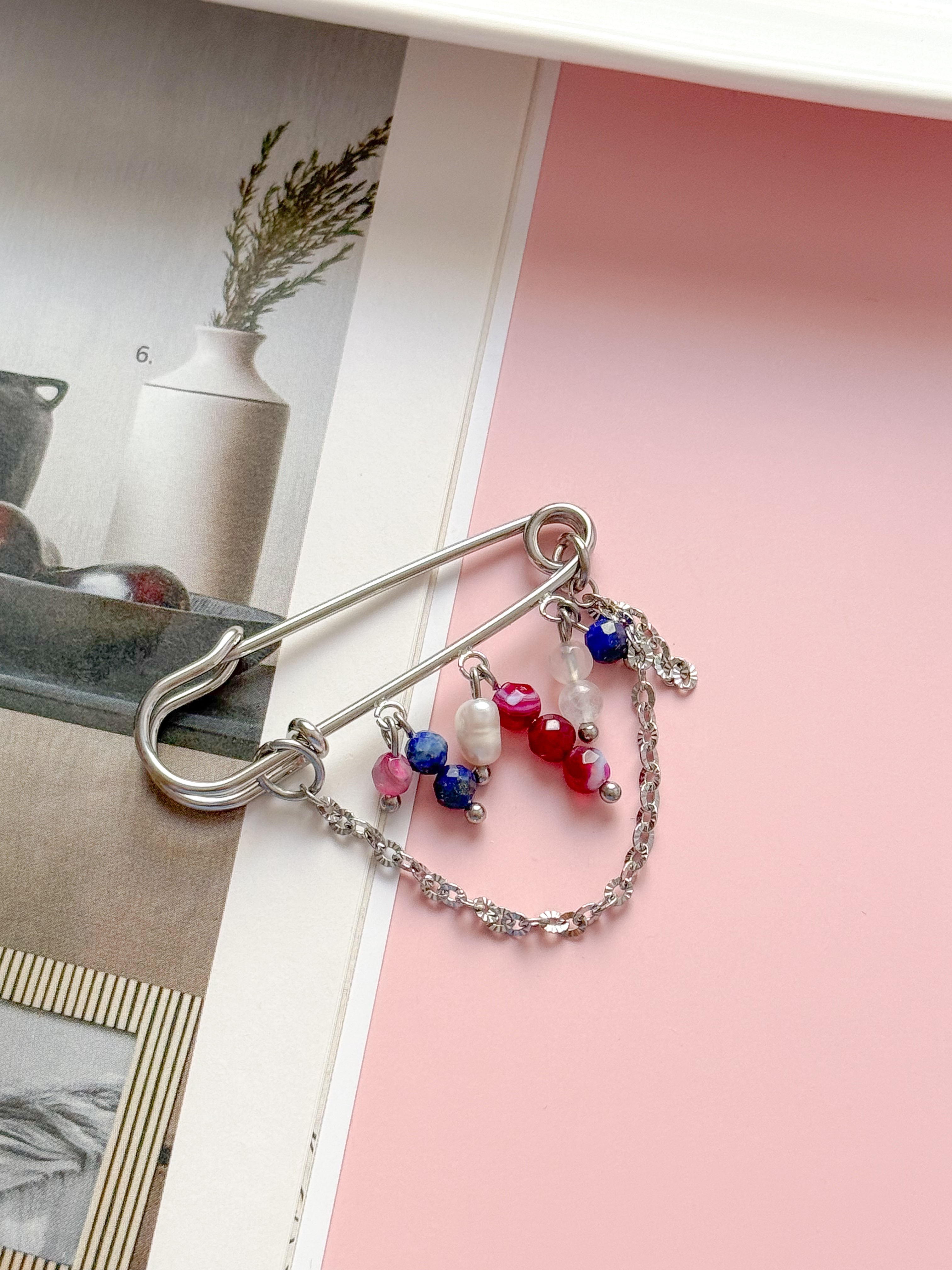 Épingle/broche CYRIELLE - Agate rose, Lapis Lazuli, Pierre de Lune & Perle d'eau douce
