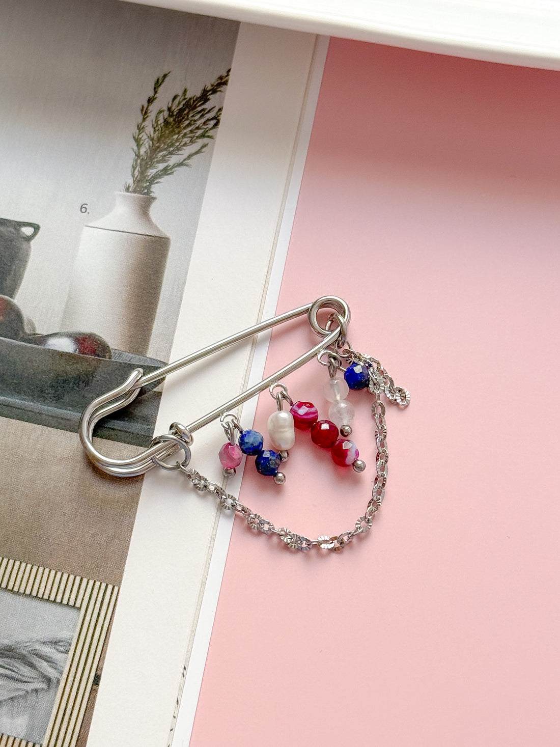 Épingle/broche CYRIELLE - Agate rose, Lapis Lazuli, Pierre de Lune & Perle d'eau douce