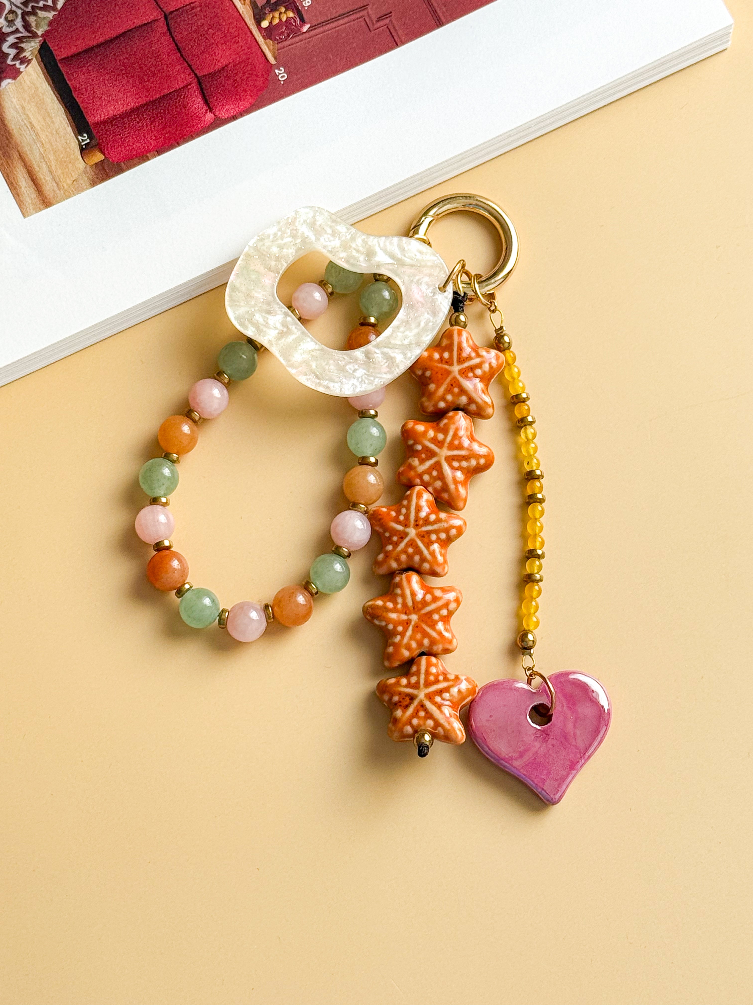 Porte-clés grigris AMÉLIE - Serpentine, Calcite rose, Quartz orange & Jade jaune