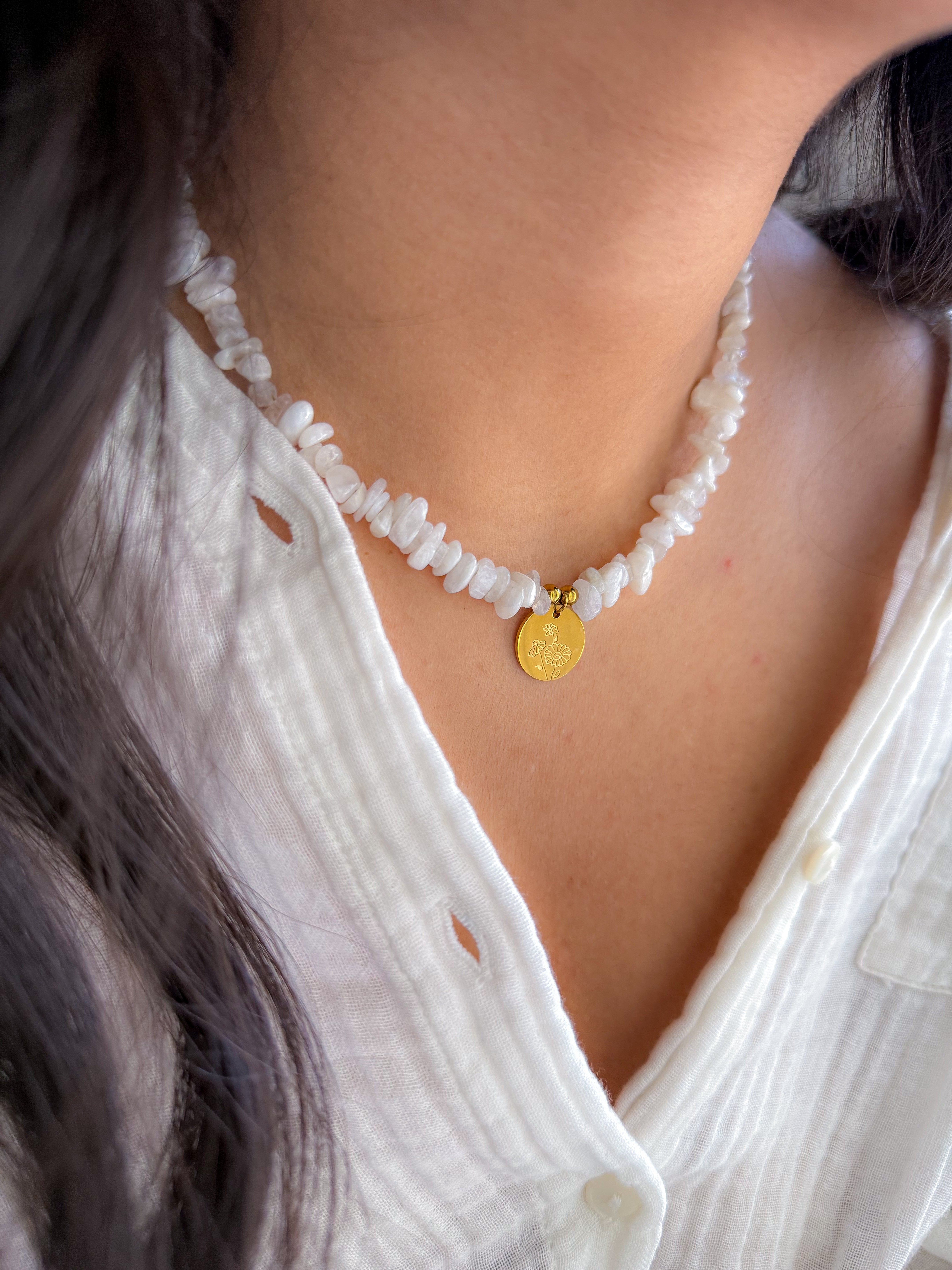 Collier CAMÉLIA personnalisable Fleur de Naissance - Pierre de Lune : Intuition, équilibre émotionnel