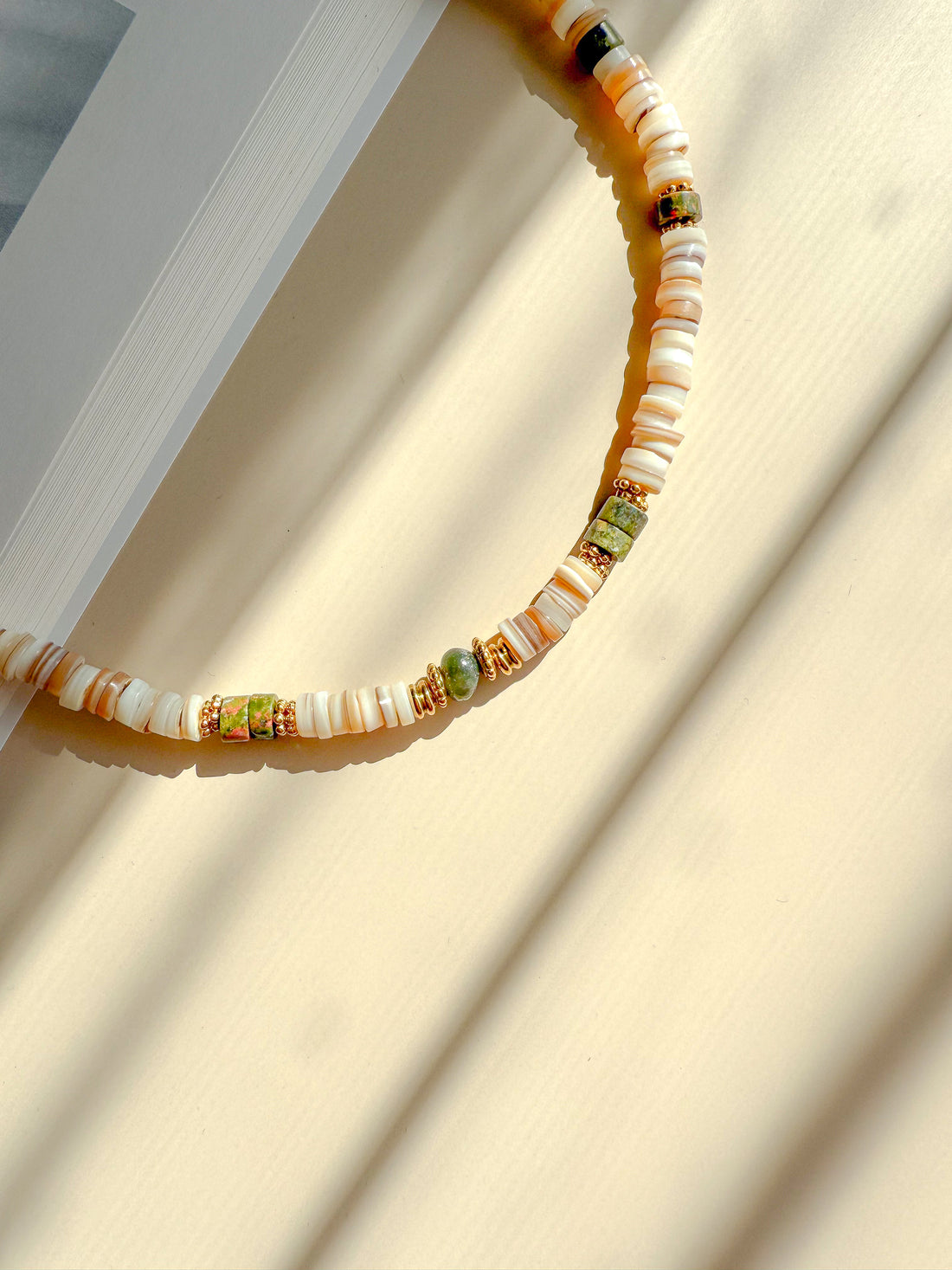 Collar LEELOO - Granito verde y ágata india