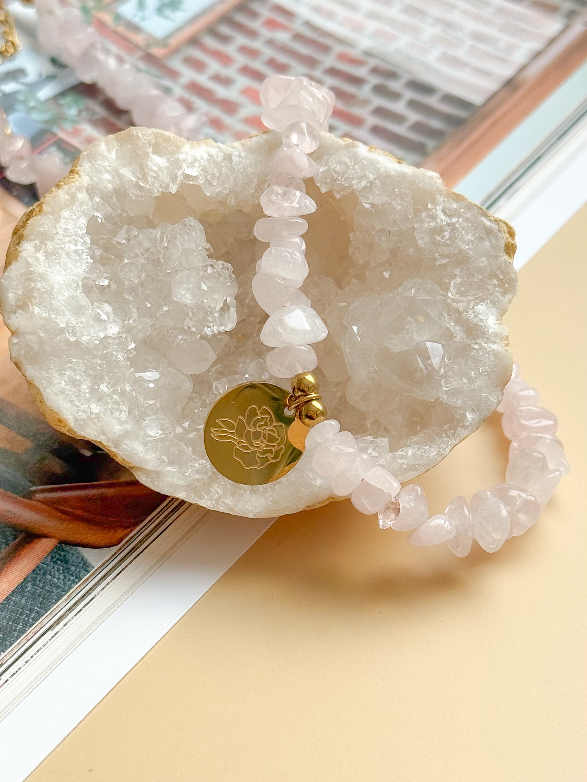 Collier CAMÉLIA personnalisable Fleur de Naissance - Quartz rose : Amour de soi & harmonie intérieure