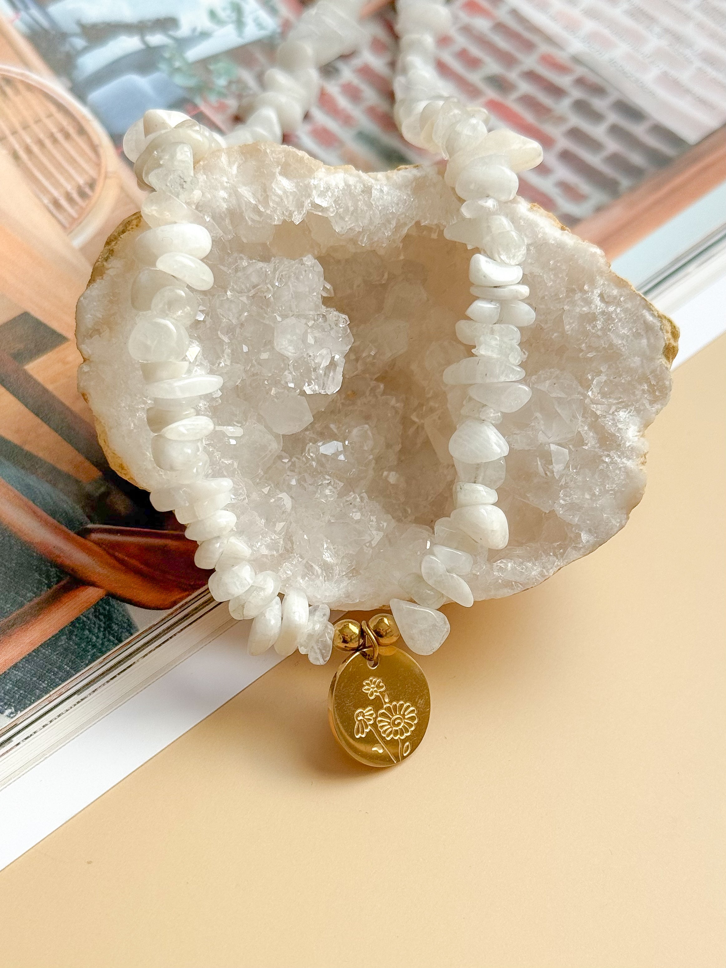 Collier CAMÉLIA personnalisable Fleur de Naissance - Pierre de Lune : Intuition, équilibre émotionnel