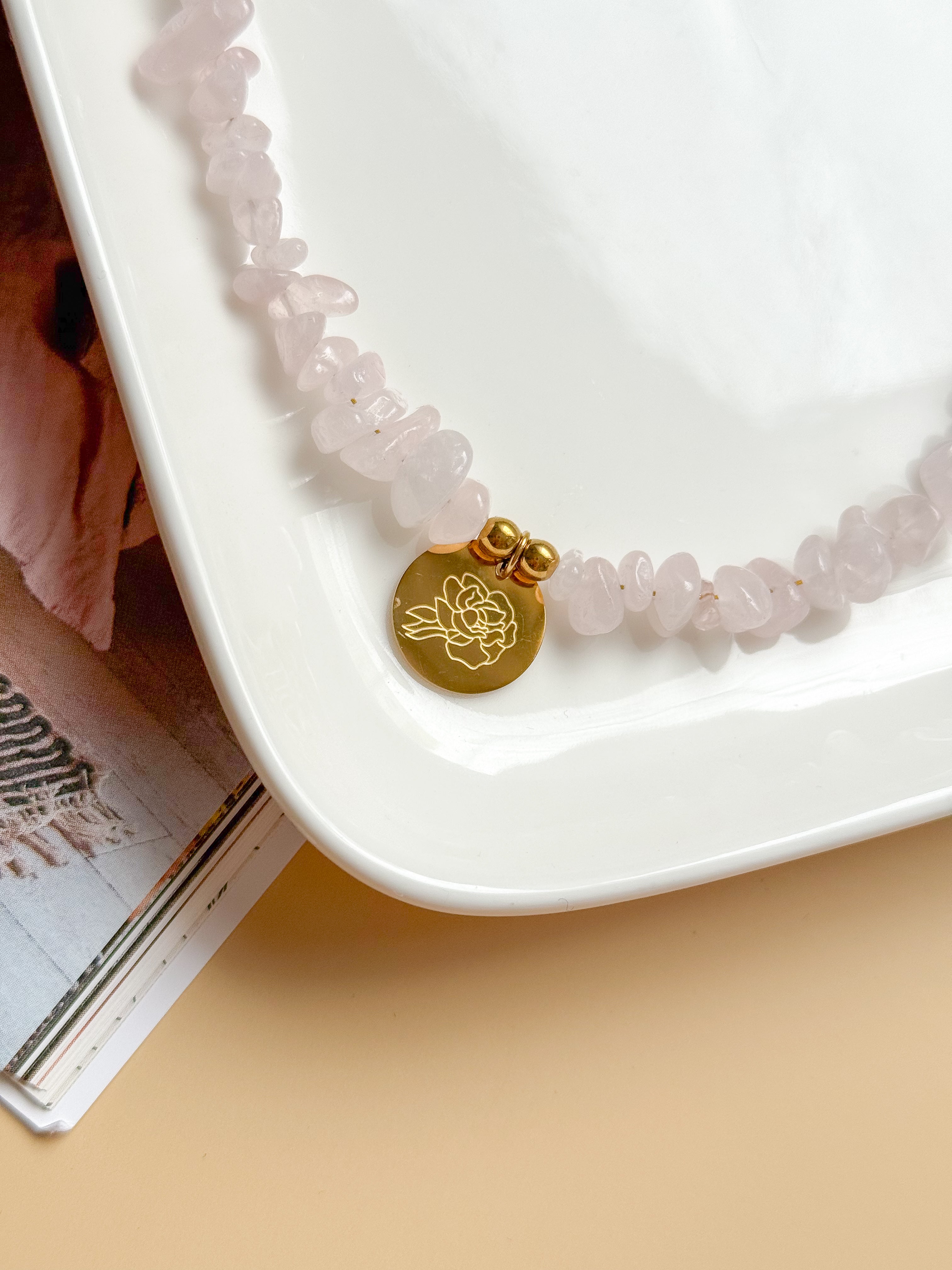 Collier CAMÉLIA personnalisable Fleur de Naissance - Quartz rose : Amour de soi & harmonie intérieure