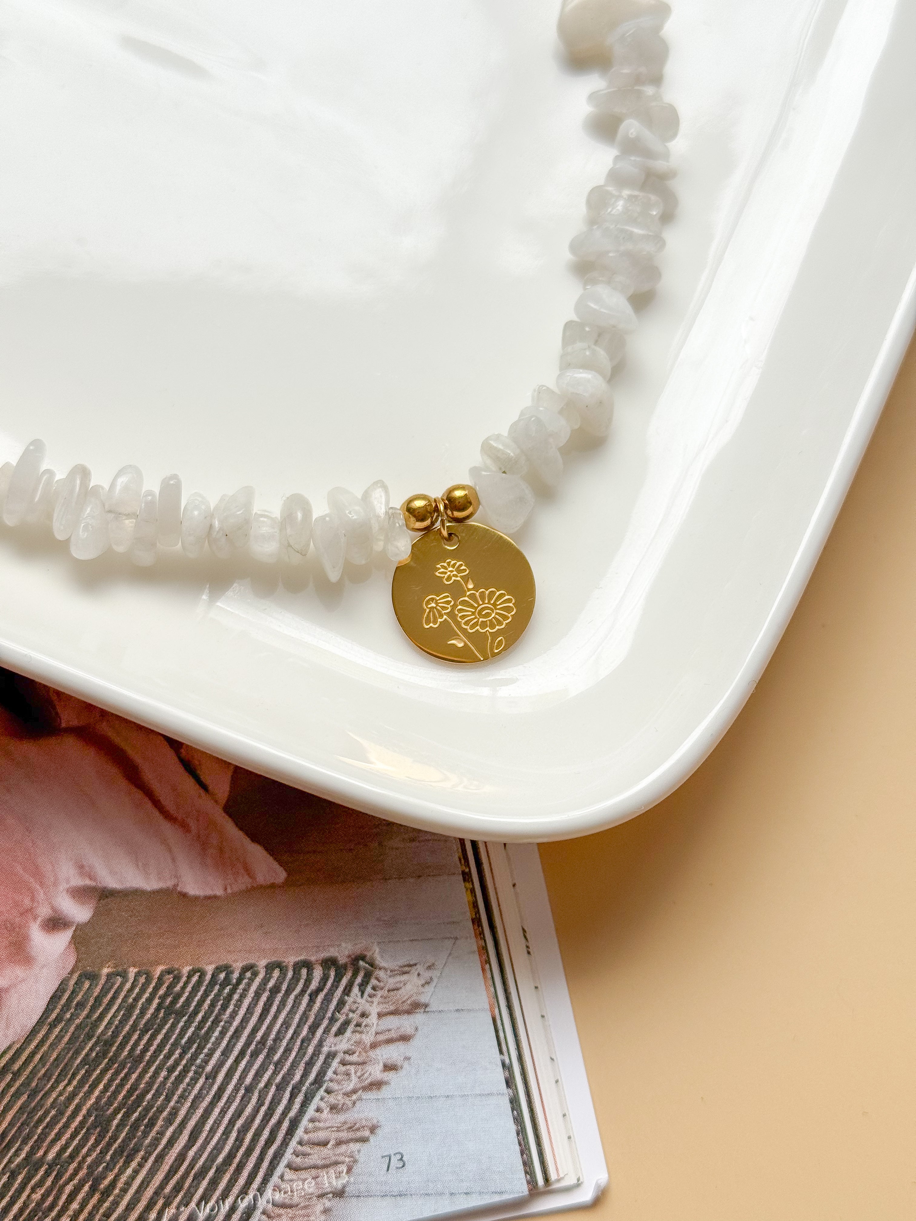 Collier CAMÉLIA personnalisable Fleur de Naissance - Pierre de Lune : Intuition, équilibre émotionnel