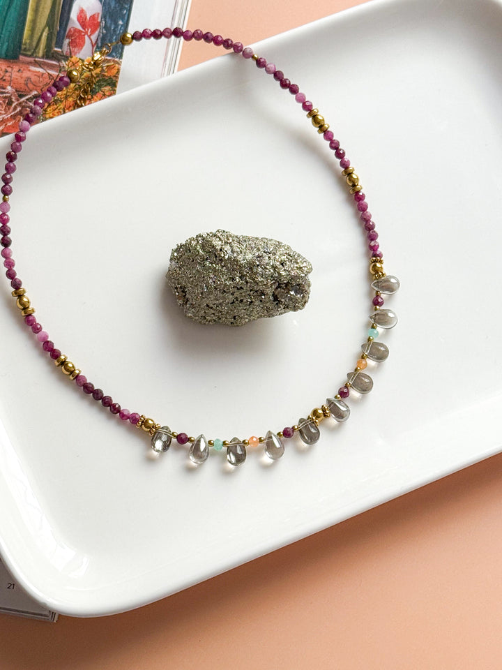 Collier EZRA - Rubis, Pierre de soleil, Amazonite