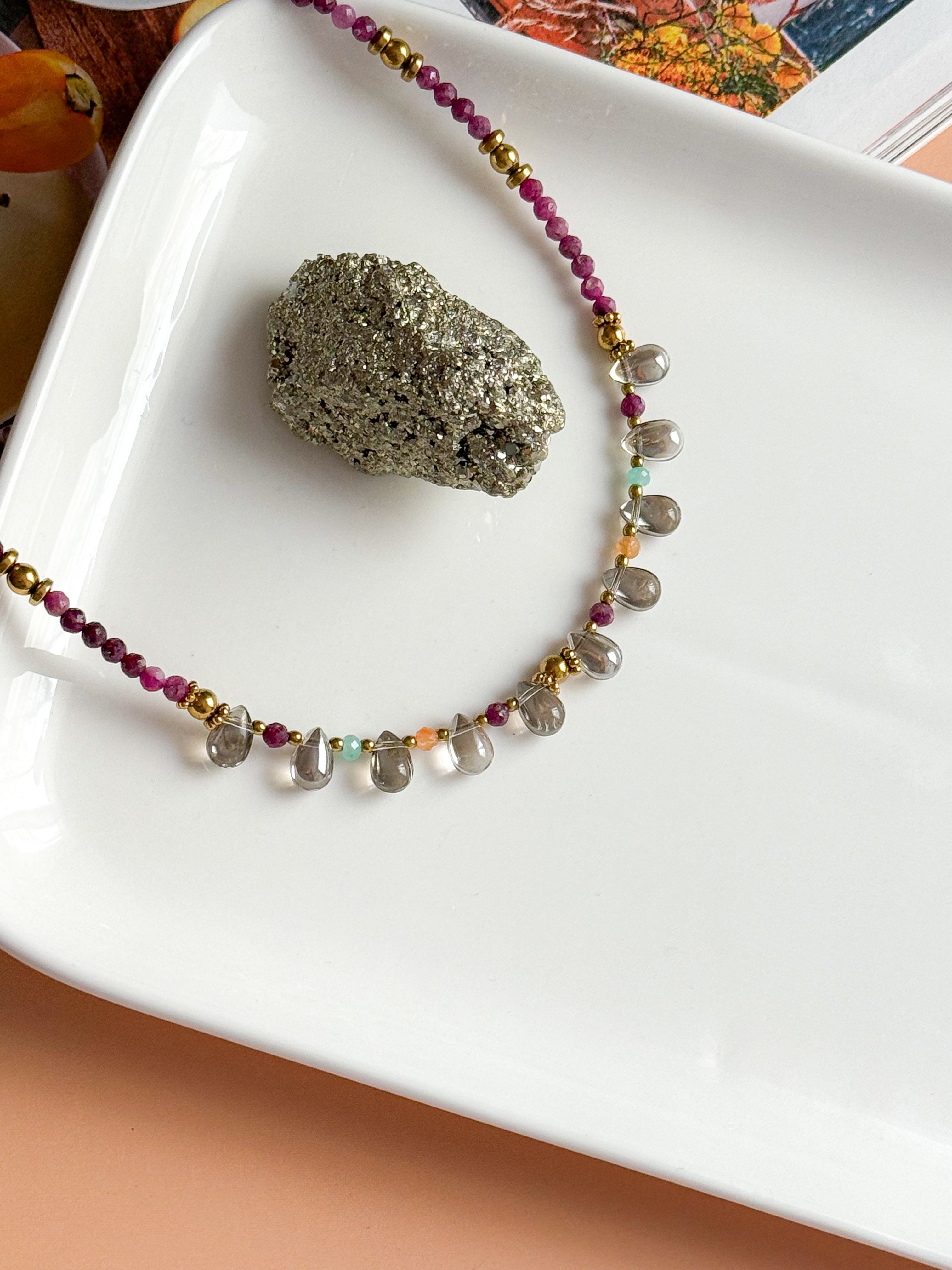 Collier EZRA - Rubis, Pierre de soleil, Amazonite