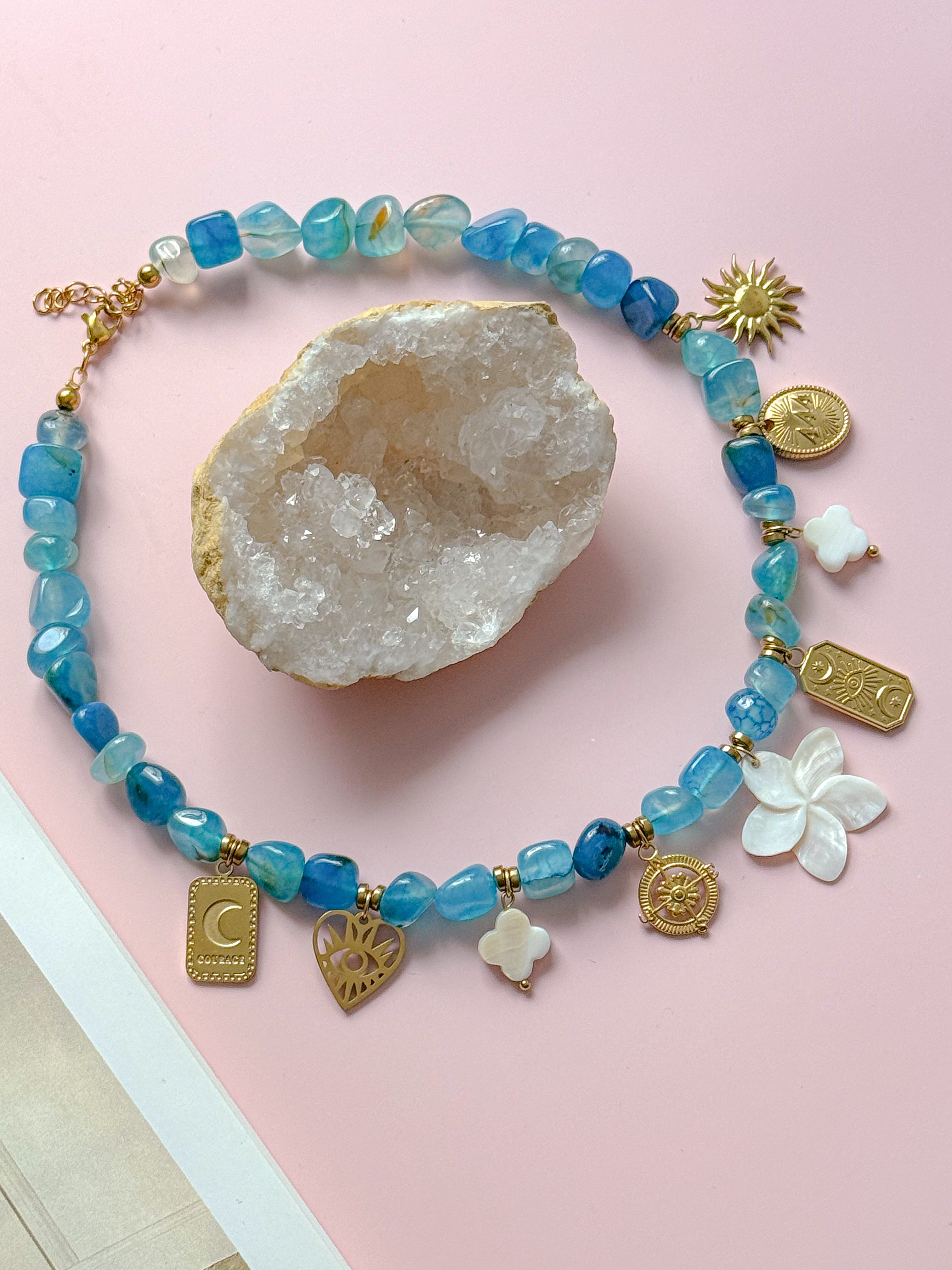 Collier LAURA doré/bleu - Calme intérieur, protection, expression de soi
